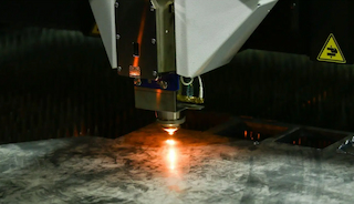 Presses poinçonneuses CNC à tourelle ou à tête unique : laquelle correspond à vos besoins de production ?